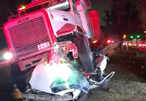 Aplasta tractocamión a vehículo compacto en Texcoco; reportan dos fallecidos