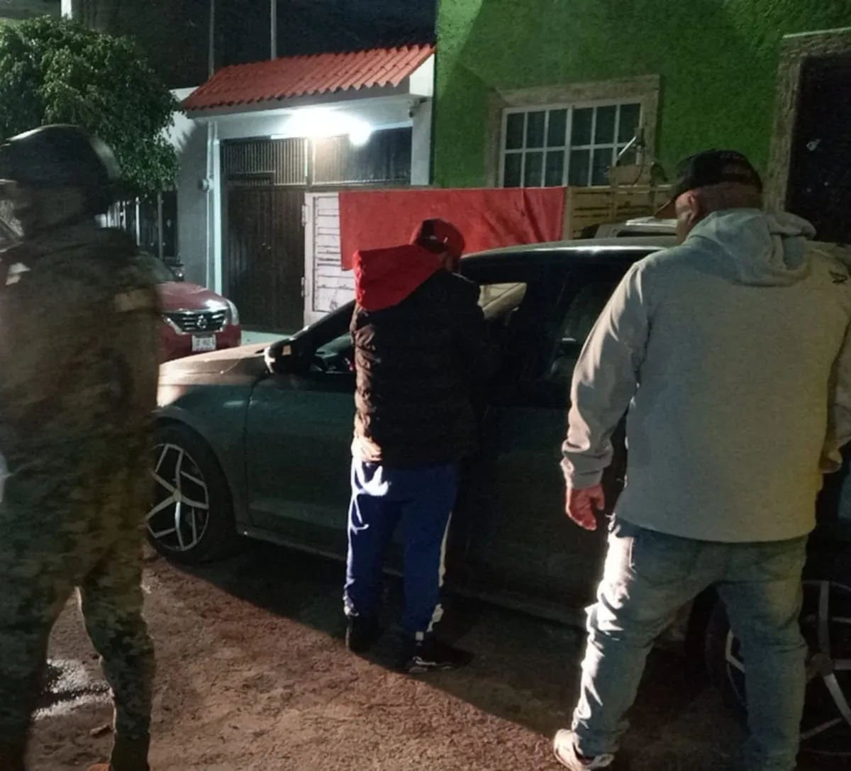 Detienen a dos hombres en Ecatepec con equipo táctico