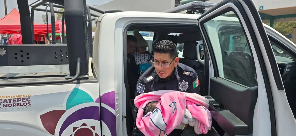Policías de Ecatepec auxilian a joven madre que dio a luz en su hogar