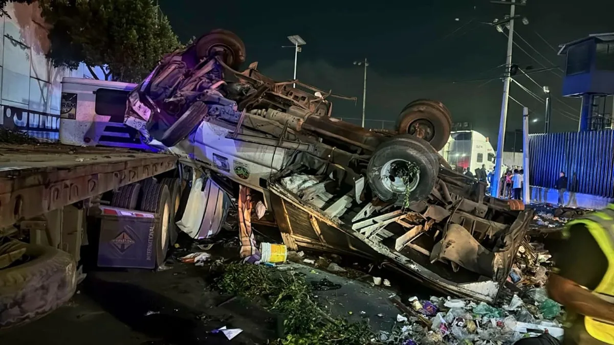 Camión recolector de basura cae de puente en Ecatepec; hay un herido grave y derrame de desechos