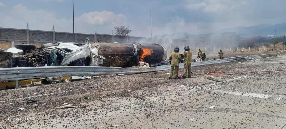 Explosión de pipa con diésel en la México–Puebla deja tres lesionados y provoca cierre de la autopista