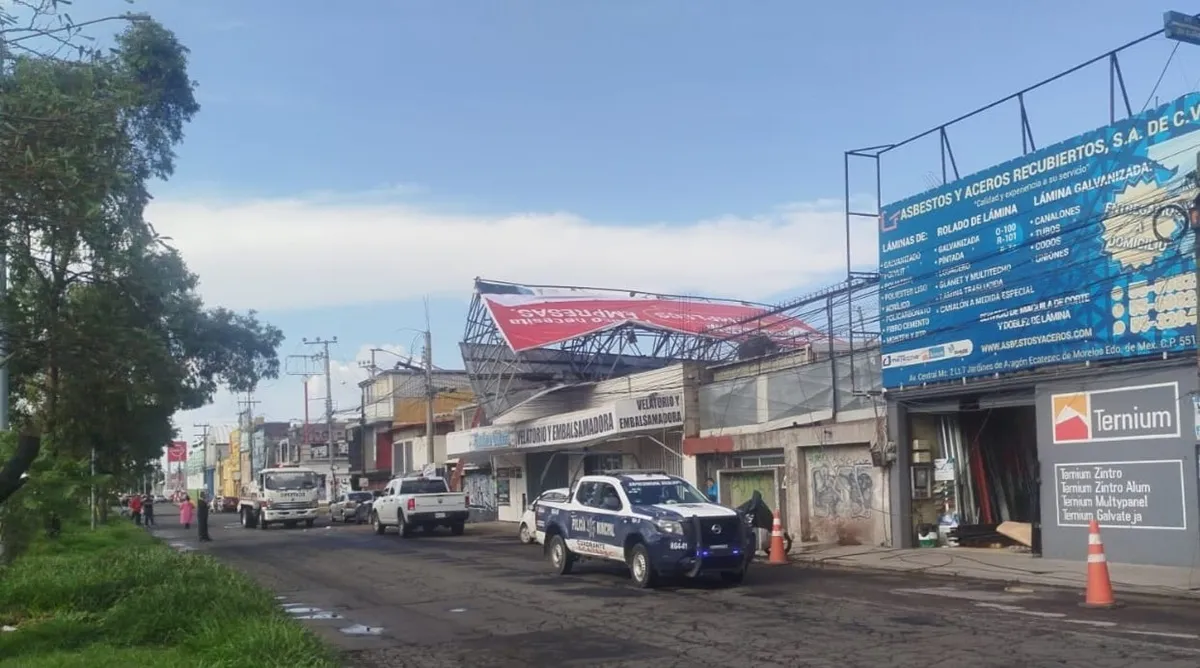 Colapsa espectacular en Av. Central; sin lesionados, pero con afectaciones a dos locales