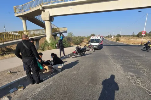 Atienden a motociclista tras derrape en el Viaducto Bicentenario