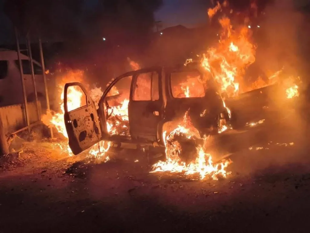 Atienden bomberos quema de vehículo en límites de Ixtapaluca