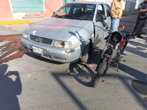 Atienden choque entre auto y moto en Axapusco