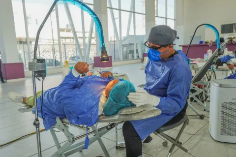  Brindan servicios dentales gratuitos en La Paz con clínica móvil