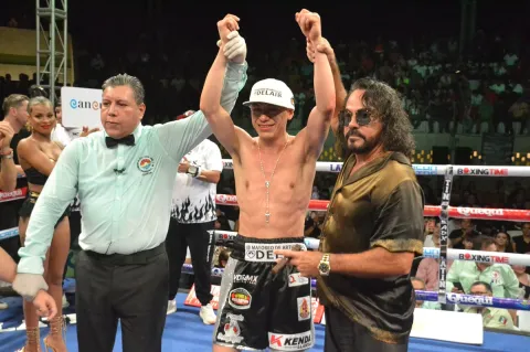 Celex Castro mantiene invicto tras dura batalla en Cancún