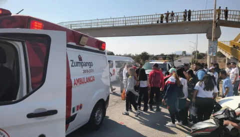 Choca motociclista contra camión en el Viaducto Bicentenario