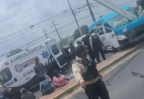 Choca unidad de transporte público en Zumpango; Protección Civil auxilia a 14 pasajeros lesionados