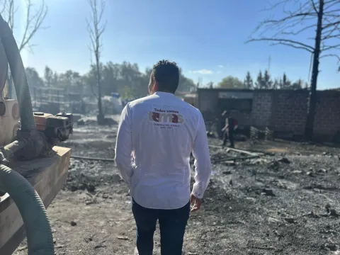 Combaten fuerte incendio en centro de reciclaje de Temascalapa