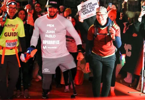 Completa venezolano Maratón de Nueva York con prótesis.