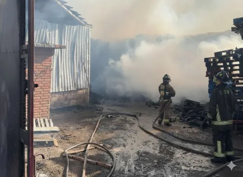Consume incendio bodega de madera y vivienda en Axapusco