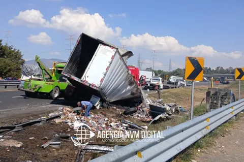 Continúa caos vial en la México-Pirámides por tráiler siniestrado
