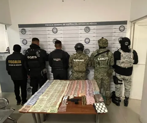 Cumplen orden judicial en Ecatepec: decomisan droga, dinero y un arma