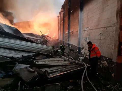 Descartan lesionados tras fuerte incendio en zona de Xochimilco