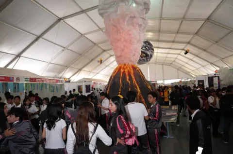 Deslumbran robots y Laberinto Milpa en III Feria Científica Chapingo.