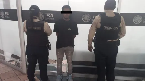 Detienen a presunto criminal con droga y armas en Tecámac