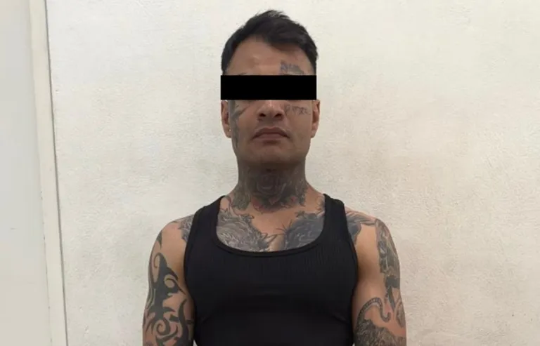 Detienen a presunto extorsionador armado en colonia Ciudad Azteca