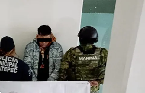 Detienen a sujeto con auto robado en Ecatepec