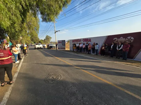 Entrega Blanca Sánchez reencarpetado del camino Acolman-Xometla