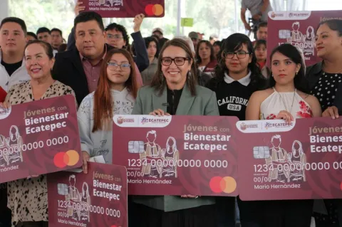 Entrega Ecatepec becas de transporte a universitarios