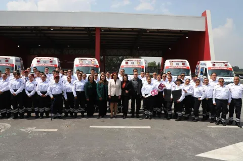 Entrega Tecámac nuevas ambulancias y reconoce a bomberos en su día