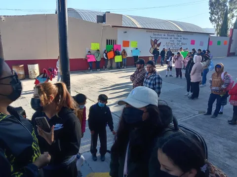 Exigen destitución de directora en primaria de Otumba por discriminación