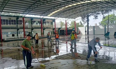 Gobierno de Acolman atiende afectaciones por lluvia en primaria Benito Juárez de San Francisco Zacango