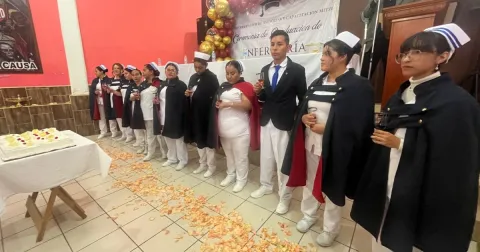 Graduación de 12 enfermeros del Centro Educativo Mitzi, honra vocación y compromiso