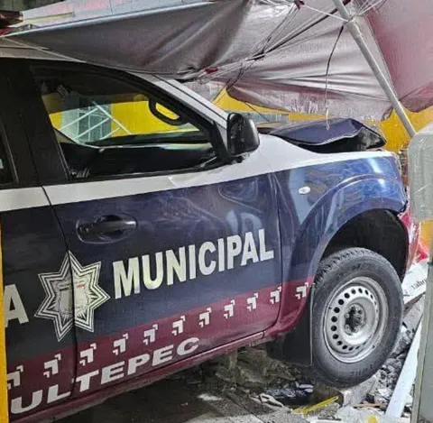 Impacta patrulla contra vivienda tras persecución en Tultepec