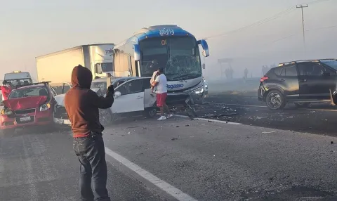 Impactan 30 vehículos por densa niebla en la ruta Bicentenario