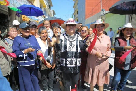Inaugura Azucena Cisneros pavimentación con programa Mano a Mano.