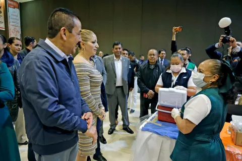 Instalan puntos de vacunación para maestros en sedes sindicales del Edomex