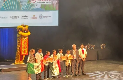 Jóvenes Mexiquenses Destacan en Olimpiada Internacional de Matemáticas en Singapur