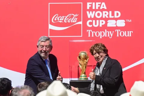 Llega trofeo de la FIFA al AIFA para el Mundial 2026