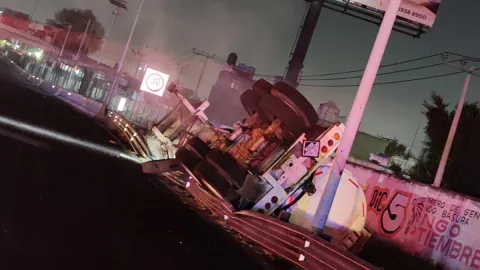 Mantienen cerrada la México-Pachuca tras volcadura de pipa.