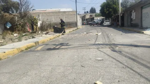 Muere hombre tras explosión en taller clandestino de Tultepec