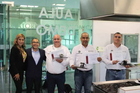 Proponen alumnos de Negocios Gastronómicos cata para identificar matices de destilados mexicanos