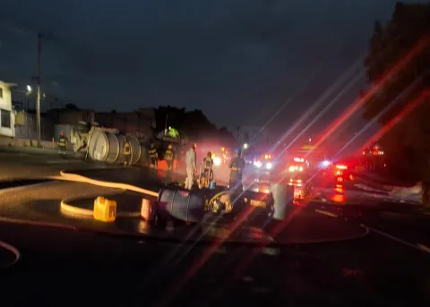 Realizarán quema controlada tras volcadura de pipa con combustible en la México-Pachuca