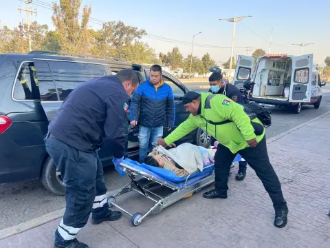 Reciben policías de la Guardia Civil a bebé en la México-Pachuca