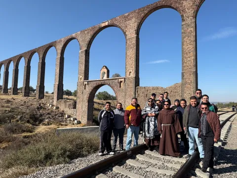 Recorren seminaristas el histórico Acueducto del Padre Tembleque
