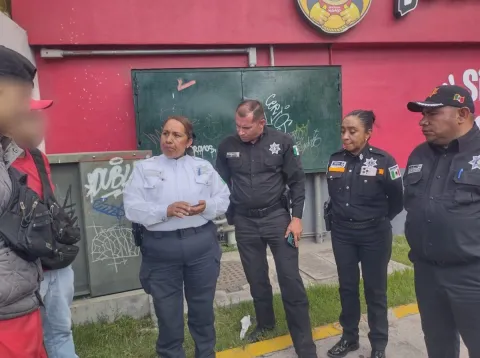 Resguardan a niña que huía por hambre en Ecatepec