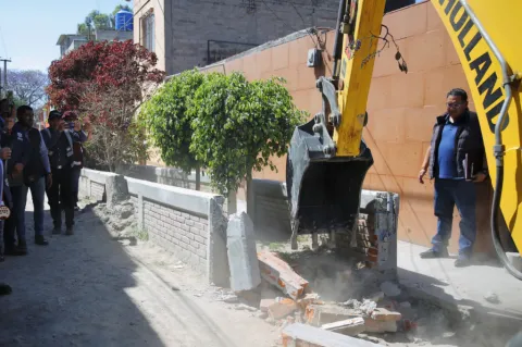 Retiran estructura irregular en Jardines de Santa Clara