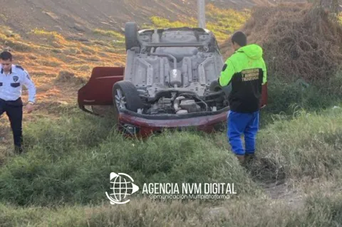 Sobreviven tres mujeres tras fuerte volcadura en la Texcoco-Lechería