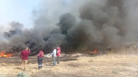Sofocan fuego en depósito de llantas en Temascalapa
