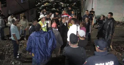 Supervisa Azucena Cisneros labores tras desplome de barda en Ecatepec