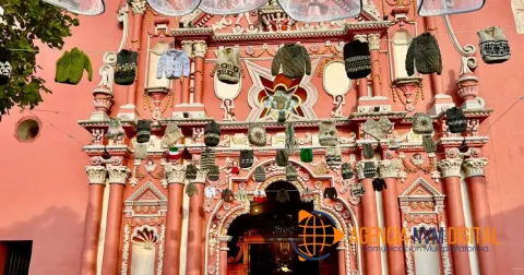 Visten iglesia con diminutas prendas de lana en honor a San Miguel Arcángel