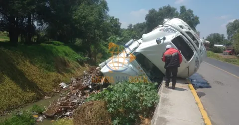 Vuelca tráiler cargado con fierro viejo en libramiento de Teotihuacán