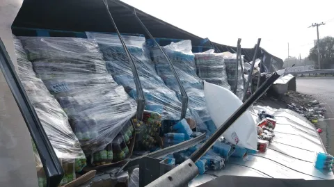 Vuelca tráiler y colapsa circulación en la Texcoco-Lechería