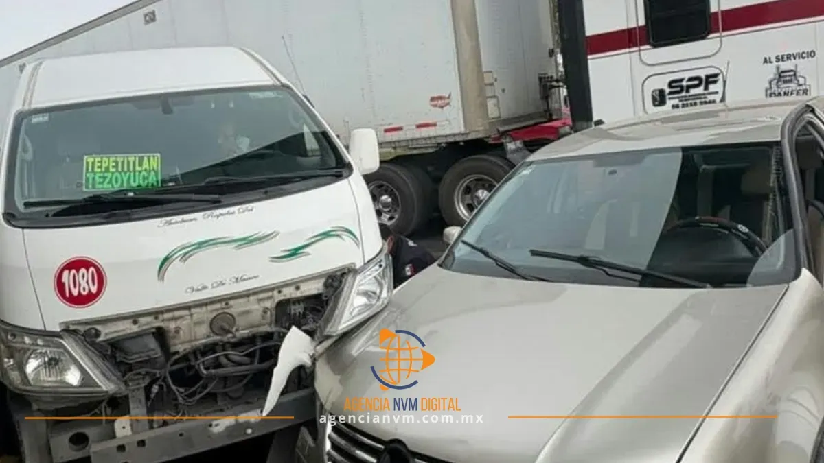 Impacta combi a vehículo particular y provoca caos vial en Acolman   